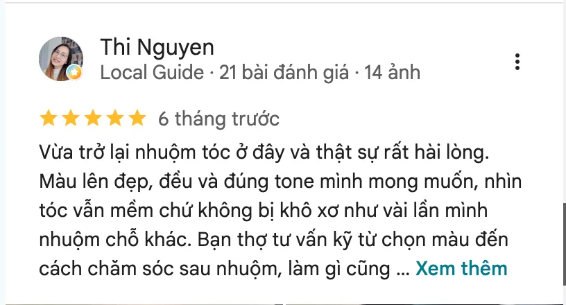 Đánh giá 5 sao của Thi Nguyễn về A Vòong Hair Salon & Academy: “Vừa trở lại nhuộm tóc ở đây và thật sự rất hài lòng. Màu lên đẹp, đều và đúng tone mình mong muốn, nhìn tóc vẫn mềm chứ không bị khô xơ như vài lần mình nhuộm chỗ khác. Bạn thợ tư vấn kỹ từ chọn màu đến cách chăm sóc sau nhuộm, làm gì cũng hỏi ý kiến trước nên cảm giác rất yên tâm.
Điểm cộng lớn là dịch vụ cực kỳ chu đáo: tiếp đón lịch sự, báo giá rõ ràng trước khi làm, cẩn thận, kiểm tra tóc kỹ trong quá trình nhuộm và hướng dẫn chăm tóc tại nhà. Không khí salon cũng dễ chịu, sạch sẽ. Nói chung “đáng tiền”, chắc chắn mình sẽ quay lại và recommend cho ai đang tìm chỗ nhuộm đẹp ở SG ❤️”